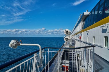 Güneşli bir günde Tallinn, Estonya 'dan Finlandiya' ya, Helsinki 'ye giden feribot..