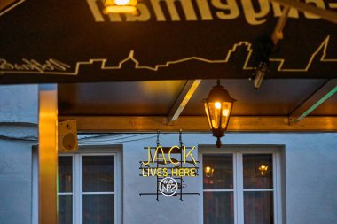 Vilnius, Litvanya - 06 28 2023: Litvanya 'nın popüler bir tatil beldesi olan Vilnius' un merkezindeki Bourbon Whiskey marka tarihi bir kasaba olan Jack Daniels No 7 'nin ışıklı neon işareti.