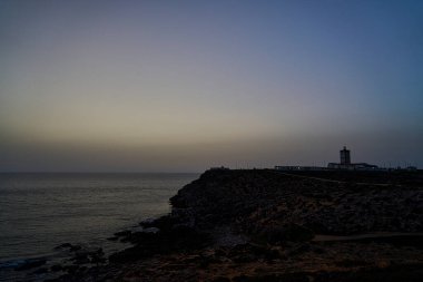 Portekiz, Varanda de Pilatos yakınlarındaki yüksek uçurumlu Peniche yarımadasındaki deniz feneri..
