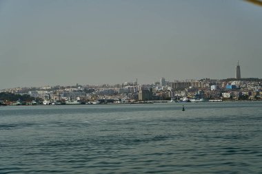 Lizbon 'daki Atlantik Okyanusu' nun kayalık kıyı şeridi, Portekiz 'in başkenti Tagus nehrinin ağzında, Güney Avrupa' nın güneşli bir gününde okyanusun mavi suyuyla..