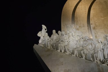 Lizbon, Portekiz - 10 7 2022: Belem ilçesindeki Tagus Nehri kıyısındaki Keşifler ya da Padrao dos Descobrimentos Anıtı.