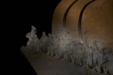 Lizbon, Portekiz - 10 7 2022: Belem ilçesindeki Tagus Nehri kıyısındaki Keşifler ya da Padrao dos Descobrimentos Anıtı.