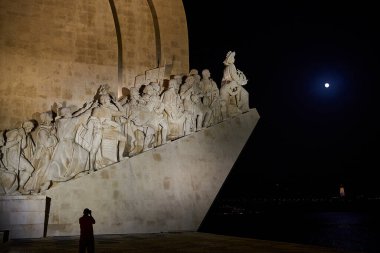 Lizbon, Portekiz - 10 7 2022: Belem ilçesindeki Tagus Nehri kıyısındaki Keşifler ya da Padrao dos Descobrimentos Anıtı.