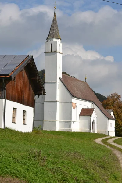 小さな村の小さな白い教会 — ストック写真