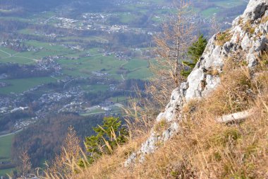 Dağın tepesinden vadi manzarası