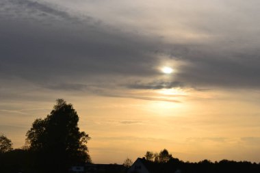 Gün batımı Gri bulutların ardında altın saat güneşi