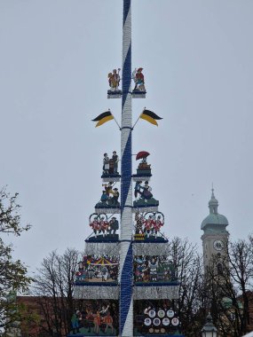 Bavyera kültüründe figürlerin temsil edildiği sütunlar