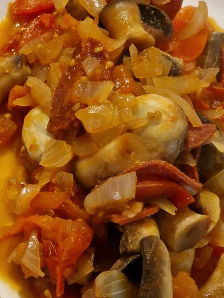 Biberli domates. Mantarlar tavada sotelenmiş.