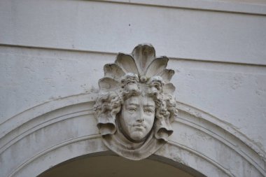above an entrance door a human head with Indian-like decoration in Venice