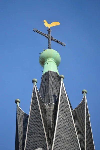 Στην Κορυφή Του Πύργου Της Εκκλησίας Υπάρχει Ένας Σταυρός Και — Φωτογραφία Αρχείου