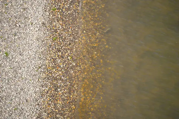 小さな異なる小石を持つビーチで — ストック写真
