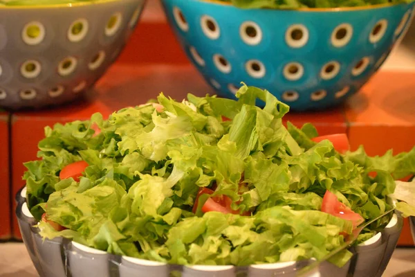 Вкусный Зеленый Салат Помидорами Миске — стоковое фото