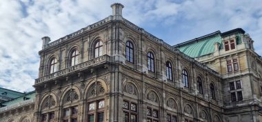 Bir sürü küçük pencereli taş bir ev.