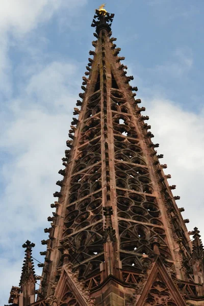 Almanya 'daki Freiburg şehir merkezindeki kilise kulesi