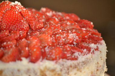 Çilekli kek, taze çilek ve beyaz krema.