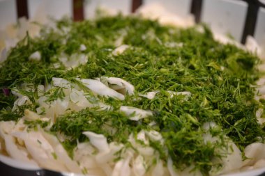 Soğanlar üzerinde dereotu olan küçük dilimlere bölünmüş.