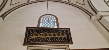 Bursa 'da bir caminin iç tarafında Arapça harfler var.