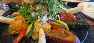 Özel süslemeli çeşitli pastalardan oluşan bir tatlı.