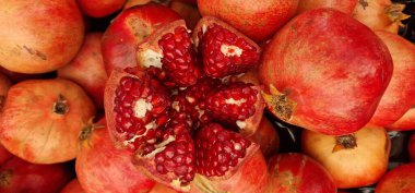 Nar parçalara ayrılır ve içinin kalitesi müşteriye gösterilmek üzere gösterilir..