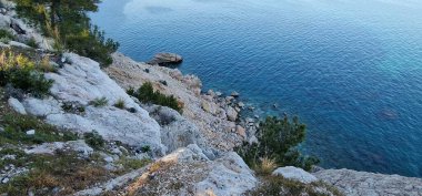 Antalya, Beldibi 'deki kayalık sahil manzarası Antalya' daki Beldibi 'de kayalık sahili gösteriyor.