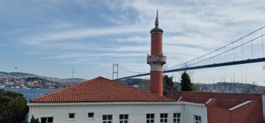 Köprü manzaralı, sahil şeridinde Defterdar adında bir cami.