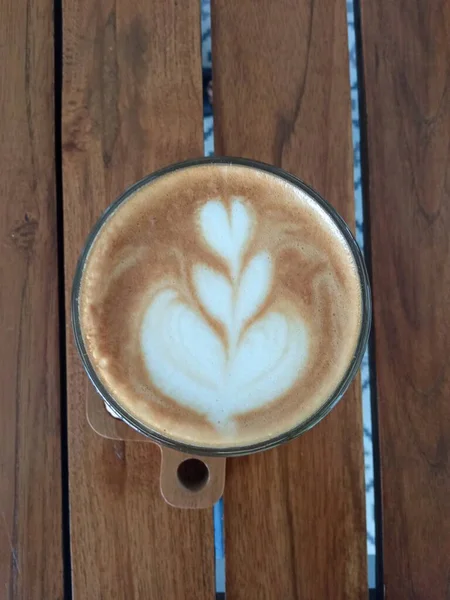 一杯咖啡拿铁 上面有叶子的主题 — 图库照片