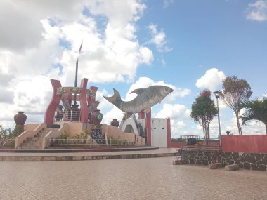 Sampit Şehri park alanının ortasındaki ikonik Yahudi balık heykeli.