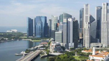 Marina Körfezi, Singapur - 8 Haziran 2022: Marina Körfezi, Singapur 'da bulutlu sabah sahnesinin zaman aşımı. Sağa çevir