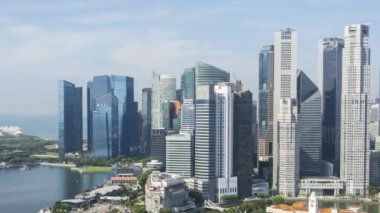 Marina Körfezi, Singapur - 8 Haziran 2022: Marina Körfezi, Singapur 'da bulutlu sabah sahnesinin zaman aşımı. Eğil.