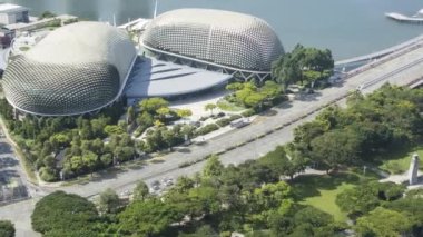 Marina Körfezi, Singapur - 08 Haziran 2022: 4k hava görüntüleme zaman aşımı Singapur Esplanade binası yakınlarında. Sola çevir