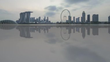 Güzel bir zaman atlaması ile Singapur 'un Gecesi' nin yansıması uzaktan yükseliyor. Dualar. 4K müsait. Eğil.