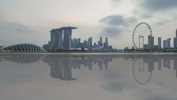 Здалеку Являється Панорама Дня Ночі Сінгапуру Віддзеркалюванням Пропозиції Доступно Праворуч — стокове відео