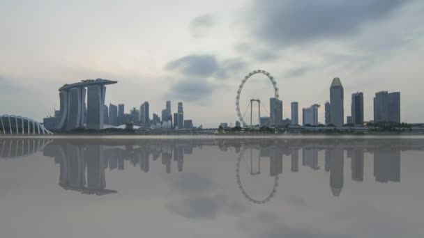 シンガポールのスカイラインの昼から夜への美しい時間の経過は 反射して遠くから プロレスだ 4K対応 — ストック動画
