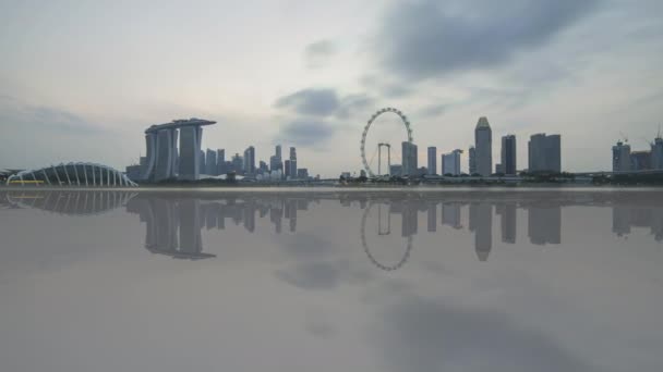 Здалеку Являється Панорама Дня Ночі Сінгапуру Віддзеркалюванням Пропозиції Доступно Збільшити — стокове відео