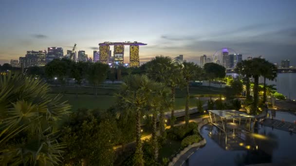 Singapur Şehrinin Ufuk Çizgisinde Gün Batımından Geceye Zaman Aşımı Eğil — Stok video