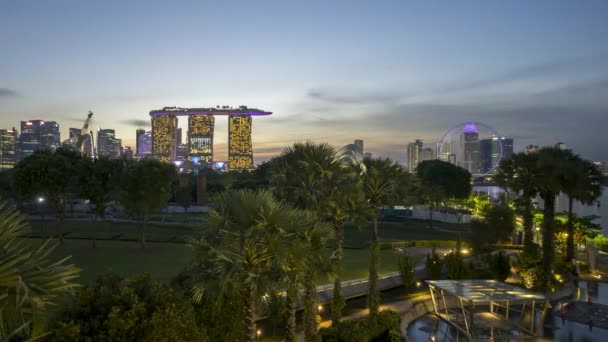 シンガポール市内のスカイラインで日没日から夜のシーンの4K時間経過 左パン — ストック動画