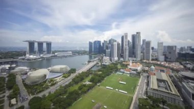Marina Bay Singapur şehrinin ufuk çizgisindeki bulutlu manzara hava görüntüsü. Yakınlaştır