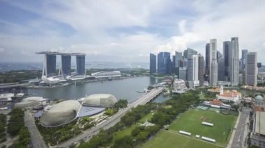 Marina Bay Singapur şehrinin ufuk çizgisindeki bulutlu manzara hava görüntüsü. Uzaklaştır