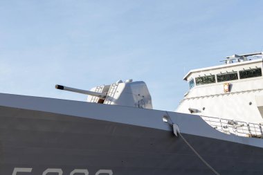Ordu savaş gemisinde bir silah. Ordu savaş gemilerinin silahları. Hollanda Kraliyet Donanması, Koninklijke Denizcisi güdümlü füze fırkateyni, F 803 HNLMS Tromp. Riga, Letonya - 30 Ekim 2022