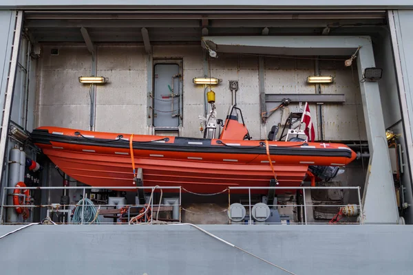 陸軍の軍艦で明るいオレンジ色の救命ボート ラトビアのリガ 2022年10月30日 — ストック写真