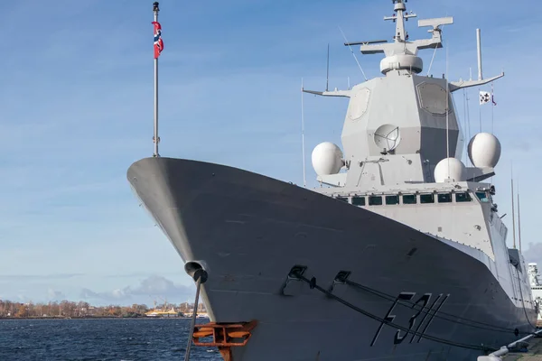 Buque Guerra Noruego Desde Frente Barco Militar Está Amarrado Puerto — Foto de Stock
