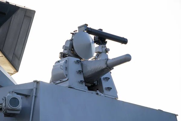 防空設備の閉鎖 軍艦甲板上の対空砲 — ストック写真