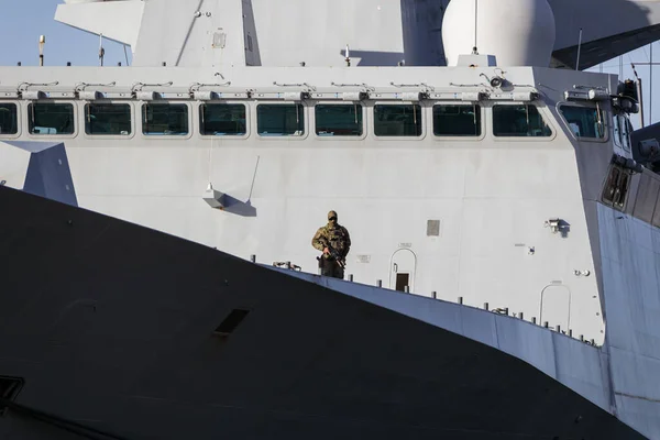 大規模な軍艦に乗って武装した兵士 軍事船のセキュリティ ラトビアのリガ 2022年10月30日 — ストック写真
