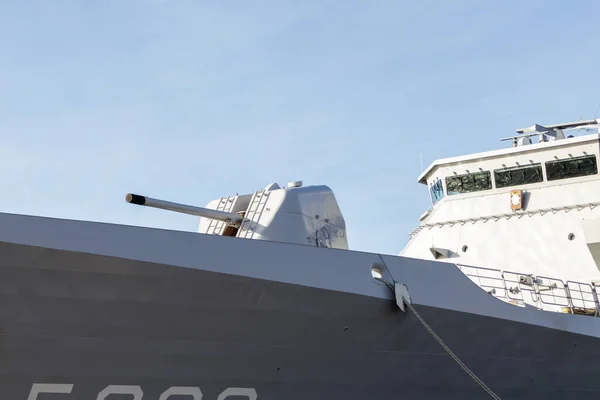 陸軍の軍艦に搭載された銃 陸軍軍艦の武装 オランダ海軍 Koninklijke Marine ガイド付きミサイルフリゲート 803 Hnlmsトロップ ラトビアのリガ 2022年10月30日 — ストック写真