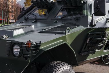 Ordu zırhlı aracı. Ön taraftaki yeşil zırhlı aracın yakın görüntüsü..