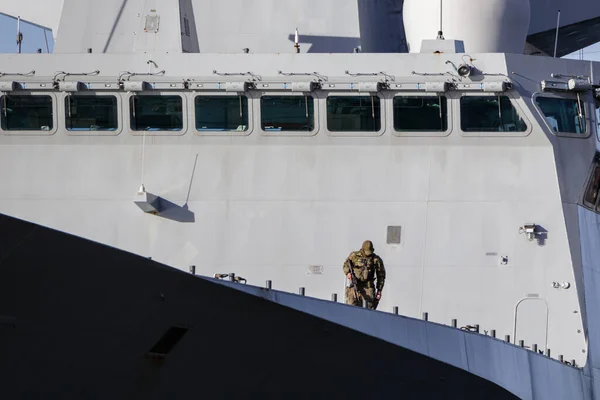 武装した兵士が軍艦に乗っている ラトビアのリガ 2022年10月30日 — ストック写真