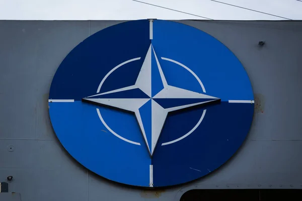 Savaş gemisinin yan tarafındaki NATO ambleminin yakın çekimi. Riga, Letonya - 30 Ekim 2022.