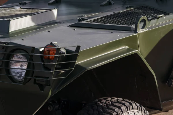 Військовий Броньований Автомобіль Вид Спереду Крупним Планом Армійський Автомобіль Зеленому — стокове фото