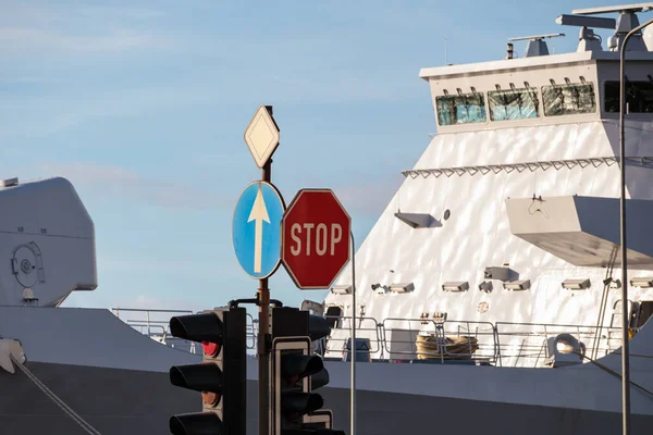 Дорожній Знак Словами Зупиніться Великий Військовий Корабель Задньому Плані Символізує — стокове фото