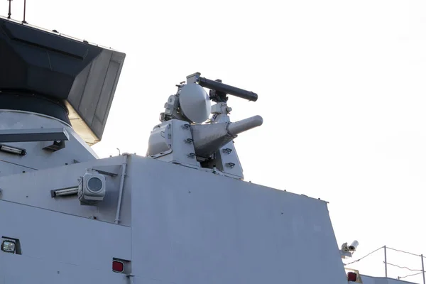 防空システムを搭載 軍用軍艦に搭載された対空砲塔 — ストック写真